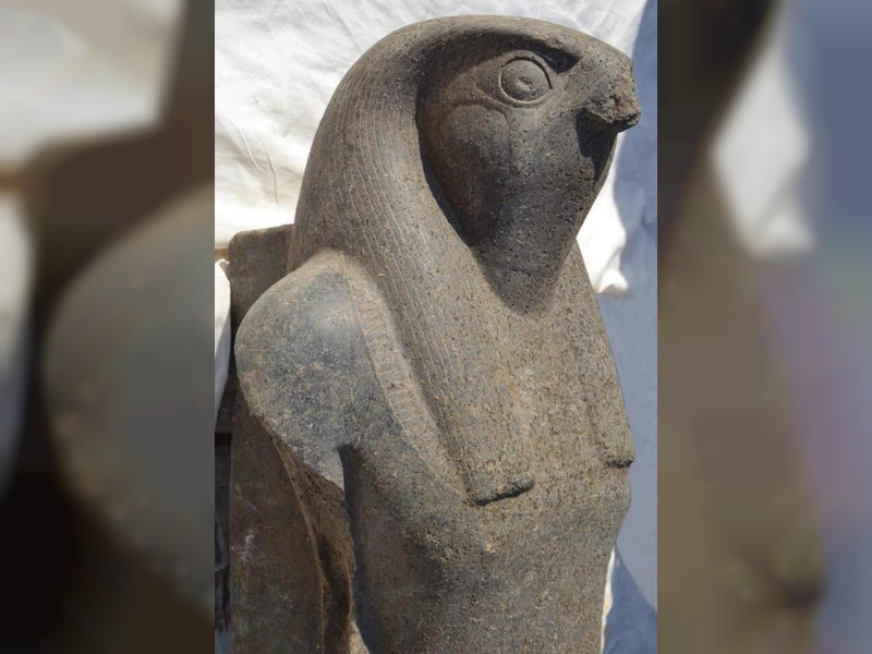 مصر: اكتشاف تمثال ضخم للإله حورس بمعبد “ملايين السنين” بالأقصر