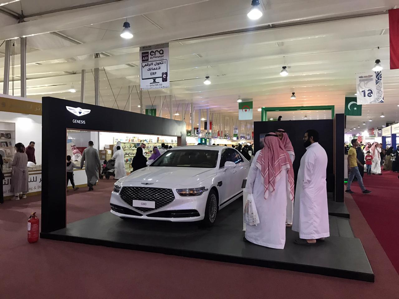 منصة سيارات جينيسيس G90  الجديدة تجذب زوار معرض جدة الدولي للكتاب