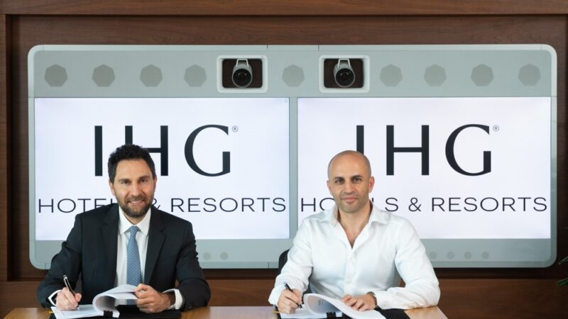 مجموعة فنادق ومنتجعات إنتركونتيننتال توقع اتفاقية لافتتاح اول فندق على شاطئ نخلة جميرا