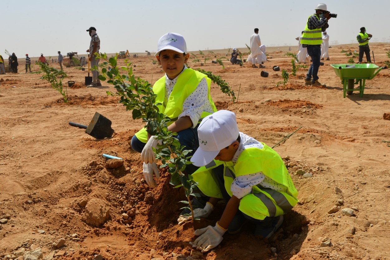 “الرياض الخضراء” يحتفل باليوم الوطني بزراعة خريطة المملكة بمشاركة أهالي المدينة