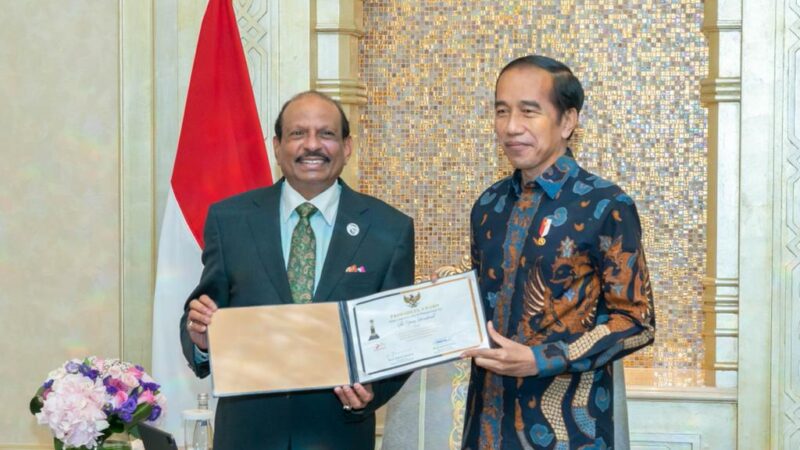 منح أعلى وسام إندونيسي إلى يوسف علي