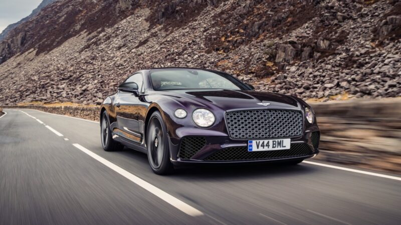 Bentley تطرح GT Mulliner Blackline المتميّزة بلمسات داكنة تسهم بتعزيز الفخامة العصرية