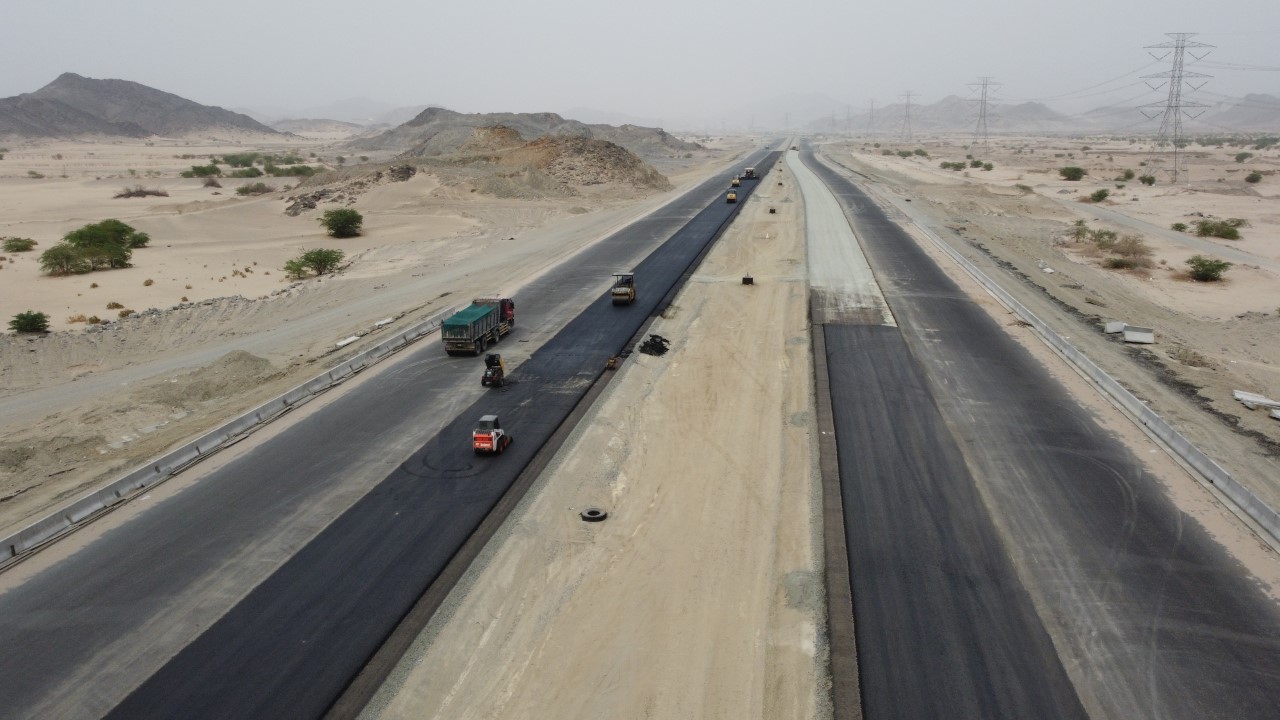 وزارة النقل والخدمات اللوجستية تواصل العمل على تنفيذ طريق الشميسي/الكر