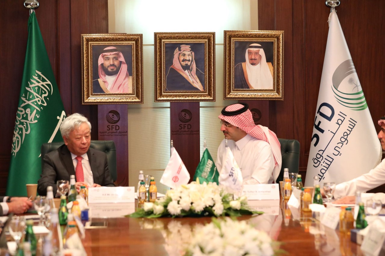 الرئيس التنفيذي للصندوق السعودي للتنمية يستقبل رئيس مجلس إدارة البنك الآسيوي للاستثمار في البنية التحتية
