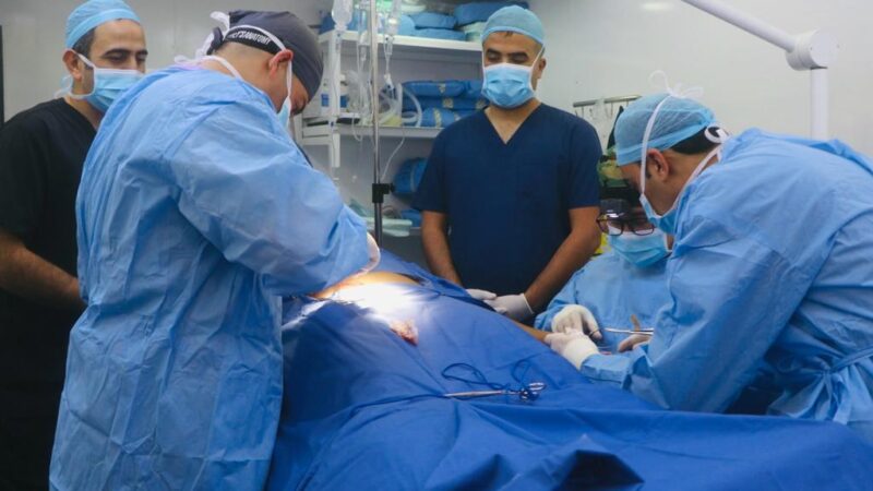 المستشفى الميداني الأردني في نابلس يجري جراحة باستخدام رقعة جلدية من البطن