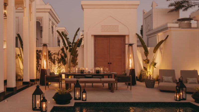 منتجع رافلز قصر العرين البحرين يدعو الضيوف الى عالم من الرومانسية والخصوصية التي لا مثيل لهما