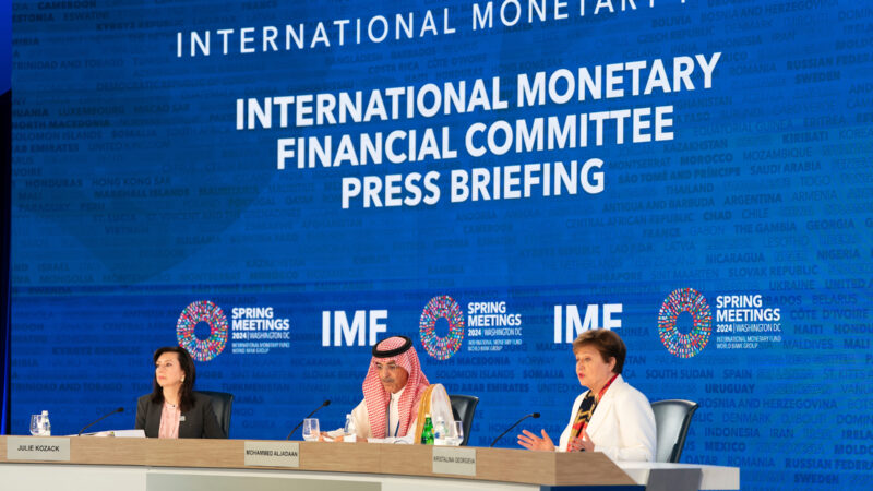  وزير المالية، رئيس اللجنة الدولية للشؤون النقدية والمالية يعقد مؤتمراً صحفياً للحديث عن النتائج الرئيسية لاجتماعات اللجنة