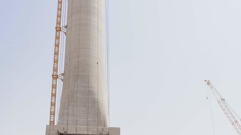 أحمد بن سعيد يشهد رفع المُستقبِل الشمسي على أعلى برج شمسي في العالم ضمن مجمع محمد بن راشد آل مكتوم للطاقة الشمسية
