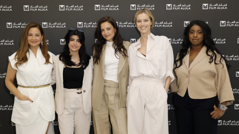 فيلم العلا تتعاون مع منتجة الأفلام العالمية كاتي هولمز في برنامج إرشادي